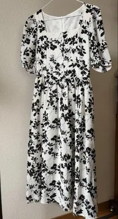 DAZY 花柄 膝下丈 白黒ワンピース フラワー柄