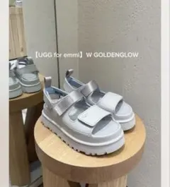 美品　UGG GOLDENGLOW サンダルのサムネイル
