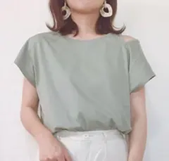 GU ジーユー 肩あきTシャツ グリーンのサムネイル