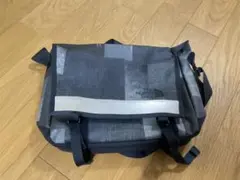 美品 ノースフェイス メッセンジャーバッグ デニム柄 総柄 リフレクター 防水のサムネイル