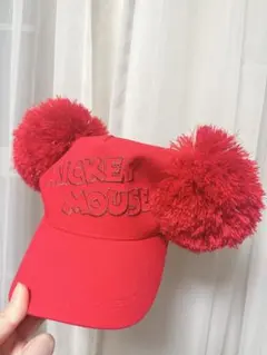 ミッキーマウス ポンポン付き赤いキャップ