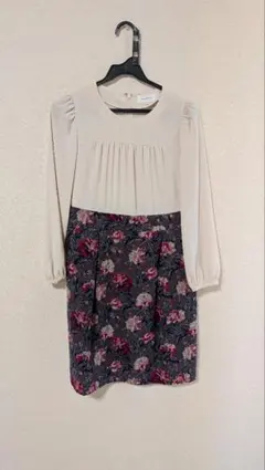 アナトリエ　クリーム色と花柄の長袖ワンピース　Sサイズ