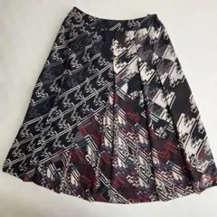 美品　幾何学模様 フレアスカート ひざ下丈　Ｗ70センチ