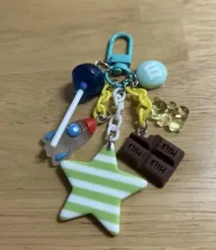 じゃらじゃらキーホルダー　カラフル星型ストラップとチャーム