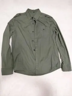 オリーブ色 Mサイズ 長袖シャツ ポケット付き