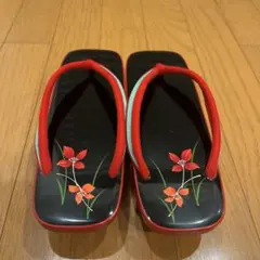 赤と黒の花柄 木製下駄