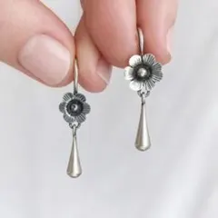 シルバー フラワーモチーフ ティアドロップ ピアス 両耳用