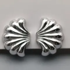 未使用品　アメリカ製　シルバーカラー イヤリング ～波の記憶を宿す貝のフォルム～