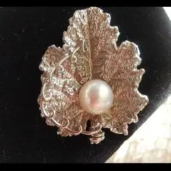 エレガントなパール付き葉っぱブローチ