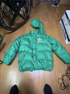 adidas フード付きグリーンダウンジャケット アディダス