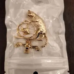 新品　ネコ　ブローチ　猫と魚の水槽 　ゴールド
