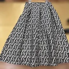 幾何学模様 フレアロングスカート 黒ベージュ　新品