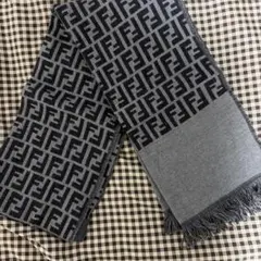 最終お値下げ！FENDI ロゴ マフラー グレー ブラック 最終お値下げ！FENDI ロゴ マフラー グレー ブラック - メルカリ