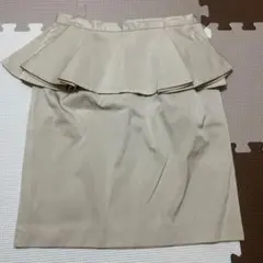 フリル付きベージュタイトスカート
