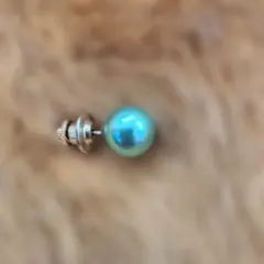 青緑色パールのピンブローチ