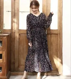 美品　NICE CLAUP（ナイスクラップ）　花柄ドビープリーツワンピース