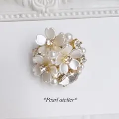 白花＊パール＆ビジューブローチ✨　式　卒業式　入学式　桜モチーフ　ハレの日　軽量