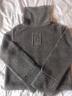 フェンディ　ロゴマーク入りセーター