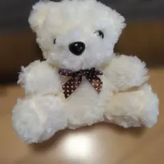 クリーム色のクマのぬいぐるみ