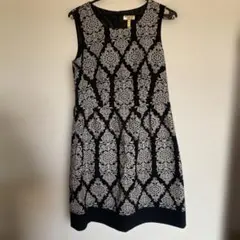 美品　ノースリーブひざ丈ワンピース 　　　黒と白の花柄