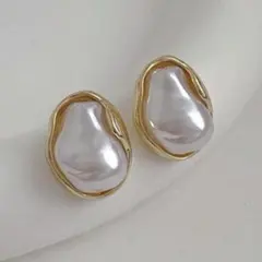 バロックパール　ピアス　ゴールド　ホワイト　ぽってり　レトロ調　真珠　結婚式　白