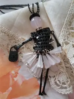 お人形のネックレス　黒のドレス　アクセサリー　ハンドメイド