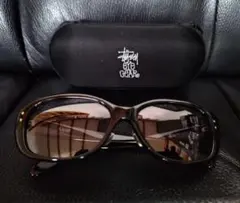 STUSSY® NAOMI ナオミサングラス 未使用品 Black/Black STUSSY ステューシー サングラス NAOMI ナオミ フォックス 日本