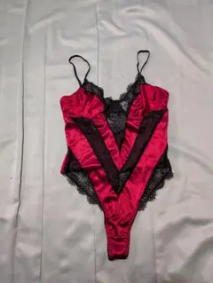 3555 ⭕️最高級品⭕️ 赤と黒のV字型ボディスーツ L