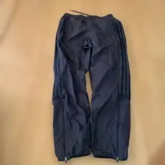 adidas 軽量黒ジャージパンツ ジッパー付き裾