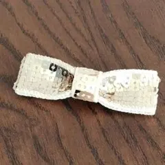 ゴールド スパンコール リボン型ブローチ 金色