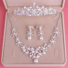 ウェディングアクセサリー　イヤリング　ネックレス　ティアラ　ヘッドアクセ　結婚式