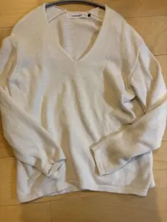 美品　ラグナムーン　クリーム色 Vネック 長袖ニットセーター