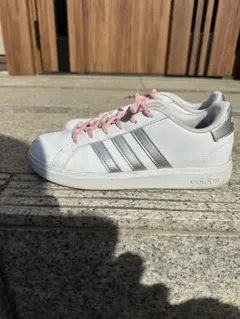アディダスグランドコートベース2.0スニーカー（ホワイト/ピンク）