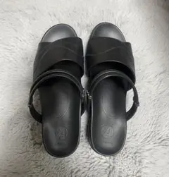 黒のクロスストラップサンダル