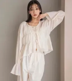 未使用　ローリーズファーム　ヨウリュゥシャーリングショートブラウス　アイボリー