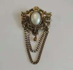 装飾的なオーバル型石のブローチ