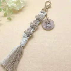 ジャックラッセルテリア♡チャーム付き・マクラメ編み『肉球』ストラップ