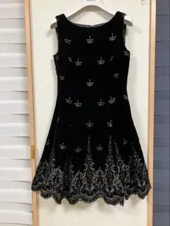 黒の金刺繍Aラインパーティードレス