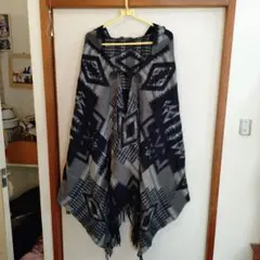 【最終価格】グレーと黒の幾何学模様ポンチョコート