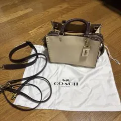 COACH スタッズ付きハンドバッグ