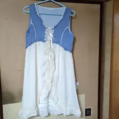 axes femme 青と白のワンピース