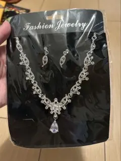 ブライダルアクセサリー ネックレスとピアスセット