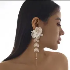 大ぶり ホワイト 花ピアス エレガント 揺れる ウエディング ブライダル 結婚式