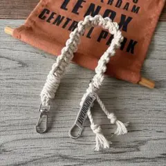 スマホ　ストラップ　手首　ハンドストラップ　プレゼント　贈り物　レザーチャーム