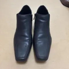 黒いジッパー付きスリッポンブーツ