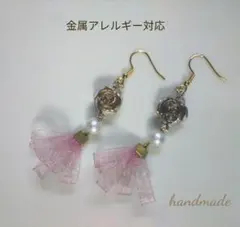 アンティーク調バラパーツとパールとオーガンジーリボンタッセルのピアス