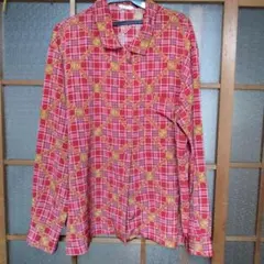 赤いチェック柄の長袖シャツのサムネイル