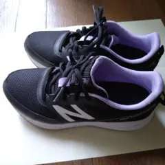 New Balance 570 スニーカー ブラック×パープルのサムネイル