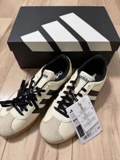 adidas スニーカー