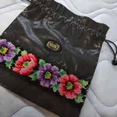 FELLER 黒花柄刺繍ポーチ